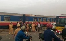 Tàu hỏa húc nát ô tô ở Thường Tín, 5 người chết, 2 người bị thương