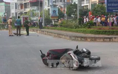 Vừa đi vừa hò hét, hai thanh niên đâm xe vào cột điện tử vong