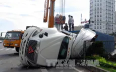Xe container lật ngang trên quốc lộ 10
