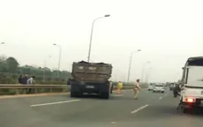 Xe tải đâm trực diện một cảnh sát giao thông