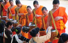 Tak Bat - Nét văn hóa truyền thống của đất nước Triệu Voi