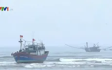 Quảng Bình: Tàu cá ngư dân tiếp tục bị mắc cạn tại cửa biển