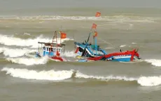 Cứu hộ 6 thuyền viên tàu cá bị chìm tại cảng Cửa Việt