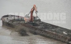Chủ tịch UBND TP Hà Nội yêu cầu điều tra tàu nghi xả thải xuống sông Hồng