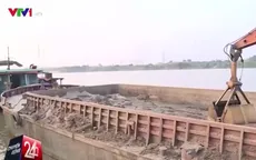 Tạm giữ tàu nghi xả thải xuống sông Hồng