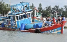 Phú Yên: Tránh lũ, tàu cá bị sóng đánh chìm
