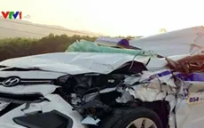 Taxi đâm đuôi xe container, 3 người thương vong