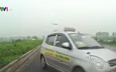 Taxi chạy ngược chiều “xém” gây tai nạn