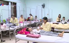 Nối bàn tay gần đứt lìa cho bé trai 11 tuổi