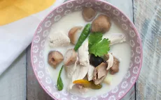 Cách làm canh gà om nước cốt dừa kiểu Thái đậm đà, béo ngậy