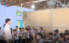 Thiếu phòng học, học sinh phải học trong... kho lúa