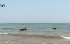 Lấy mẫu xét nghiệm vết nước đỏ tại biển Quảng Bình