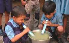 Sử dụng dụng cụ LifeStraw để uống nước sạch ở bất cứ đâu