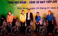 Trao học bổng, xe đạp cho SV nghèo vượt khó