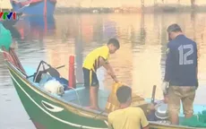 Trẻ em vùng biển bỏ học ra khơi