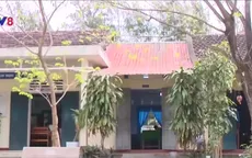 Trường học xuống cấp, học trò vừa học vừa lo