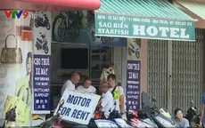 Cho du khách nước ngoài thuê xe máy - Nhiều hệ lụy