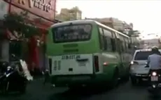 Xe bus lấn làn vượt ẩu, va chạm với người điều khiển xe máy