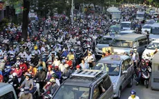 Giao thông ùn tắc trong ngày làm việc cuối cùng trước Tết Bính Thân