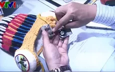 Chuyên gia vật lý điện tử phân tích thiết bị lạ gắn trong mũ len trẻ em