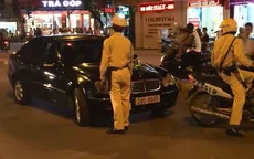 Vi phạm giao thông, tài xế Mercedes "cố thủ" trên xe