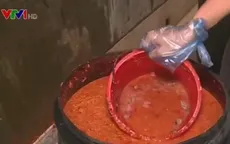 Rùng mình tương ớt "ngậm" hóa chất và dòi