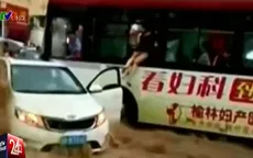 Thót tim màn giải cứu hành khách trên ô tô bị lũ cuốn trôi
