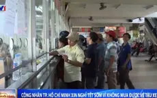 Công nhân ở TP.HCM xin nghỉ Tết sớm vì không mua được vé tàu, xe