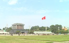 Người dân viếng lăng Bác sau thời gian tu bổ