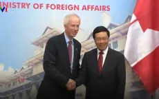 Phó Thủ tướng Phạm Bình Minh tiếp Bộ trưởng Ngoại giao Canada