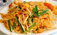 Thưởng thức Pad Thái - món ăn được ví như phở Việt Nam
