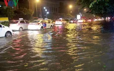 Hà Nội: Nhiều tuyến phố ngập hàng mét do bão số 3
