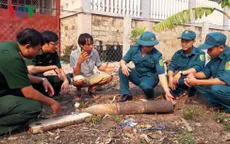 Di dời đầu đạn bay vào vườn nhà dân