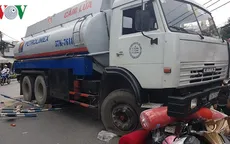 TP.HCM: Xe bồn nổ lốp đâm vào dải phân cách, 2 người nhập viện