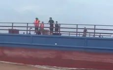 Tàu hàng kéo theo xà lan trôi dạt trên biển Quảng Trị