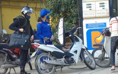 Giá xăng giảm gần 700 đồng/lít, dầu giữ nguyên