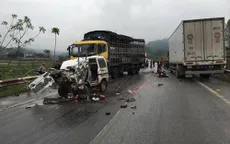 Tông xe tải, xe con bẹp dúm, 2 người bị thương nặng