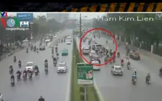 Xe ô tô 7 chỗ "trèo" qua dải phân cách để sang làn đường khác