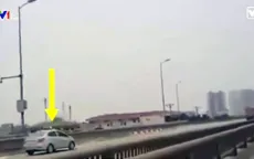 Taxi chạy ngược chiều trên đường trên cao