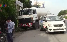 TP.HCM: Xe bồn trôi tự do đâm xe taxi