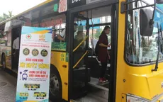 Đi xe bus góp tiền ủng hộ đồng bào miền Trung