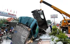 Bình Dương: Xe tải lật ngang đường, tài xế và phụ xe đập cửa kêu cứu