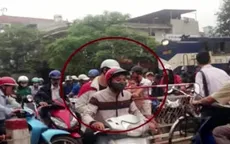 Tàu hỏa phanh gấp "nhường" hàng chục xe máy qua đường ray