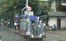 Có nên cấm xe thô sơ chở vật liệu cồng kềnh ngoài đường?