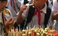 Cao Bằng: Ăn xúc xích nướng ở cổng trường, 10 học sinh ngộ độc