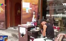 Lạ đời công việc vá tiền rách ở Yemen