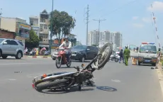 TP.HCM: Ô tô vượt rào chắn, húc xe máy “bay” gần 100m