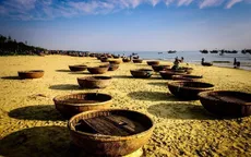 Độc đáo bức tranh biển với thuyền thúng chai