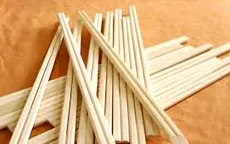 Cận cảnh “công nghệ” sản xuất đũa ăn một lần tẩm… hóa chất