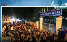 Mắc võng, mang bánh mì "vạ vật" thâu đêm để chờ xin cho con vào lớp 1